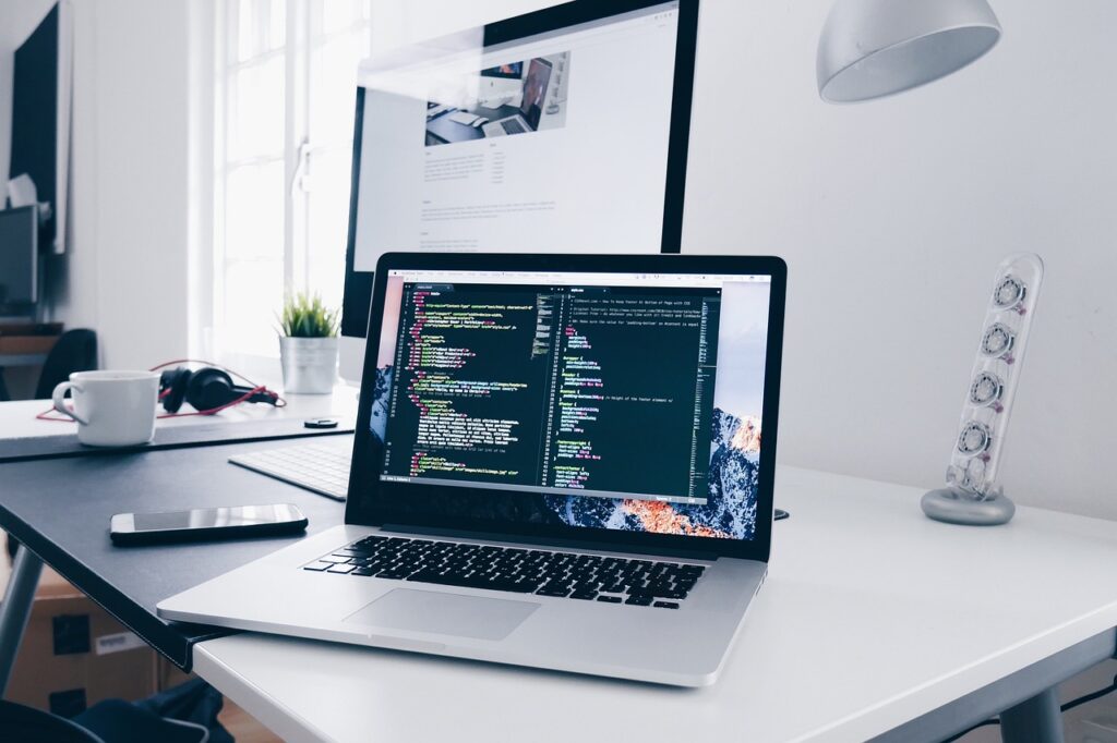 ¿Notebook o PC de escritorio? Ventajas, desventajas y cómo elegir según tus necesidades